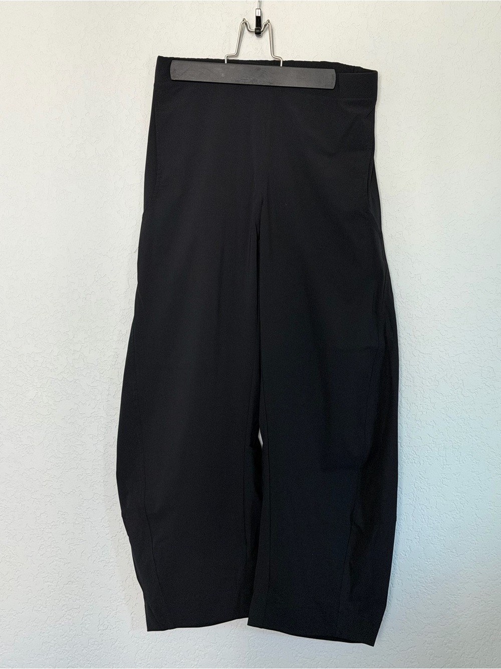 Ruti On the Loose Pants in Black - Picture 2 of 3